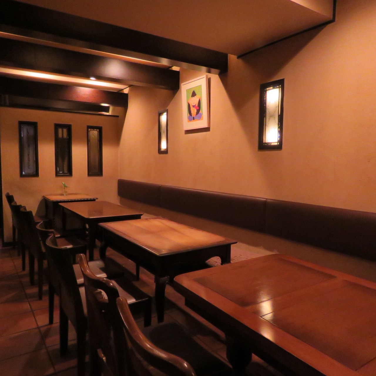 ブラウン色を主体としたシックな雰囲気の空間が広がります